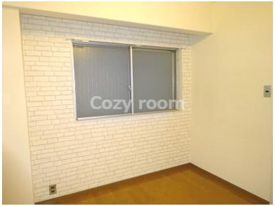 【洋室】 | メゾン江坂 | 洋室５帖には、窓があります。