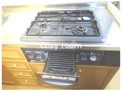 【キッチン】 | メゾン江坂 | グリル付きガス３口コンロ付システムキッチンです。