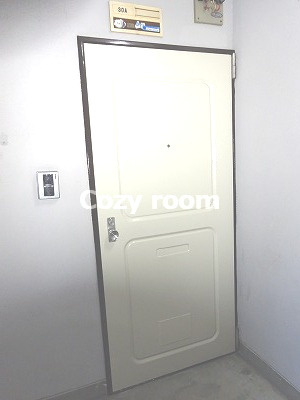 【玄関】 | メゾン江坂 | 玄関前です。