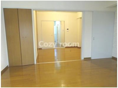 【居間・リビング】 | メゾン江坂 | ゆったりとした２間続きの洋室です。