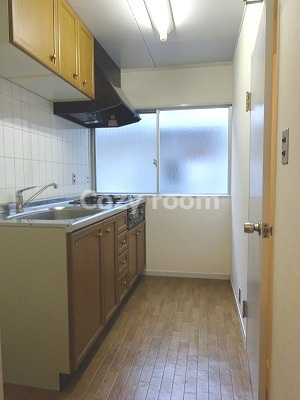 【キッチン】 | メゾン江坂 | 窓もありお料理しやすいキッチンです