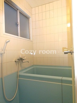 【浴室】 | メゾン江坂 | 窓もある明るいお風呂です