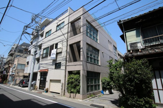 【外観】 | エルミ鶯谷　鉄筋コンクリート造の外壁コンクリートで重厚感のある外観。鶯谷駅から徒歩6分・入谷駅から徒歩8分。前面の道路は1車線で比較的静かな環境です。ワンフロア2世帯。全室角部屋の2面採光。