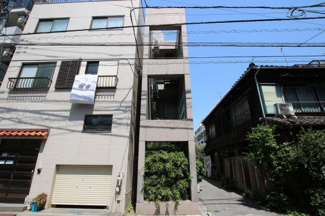 【外観】 | エルミ鶯谷　鉄筋コンクリート造の外壁コンクリートで重厚感のある外観。鶯谷駅から徒歩6分・入谷駅から徒歩8分。前面の道路は1車線で比較的静かな環境です。ワンフロア2世帯。全室角部屋の2面採光。