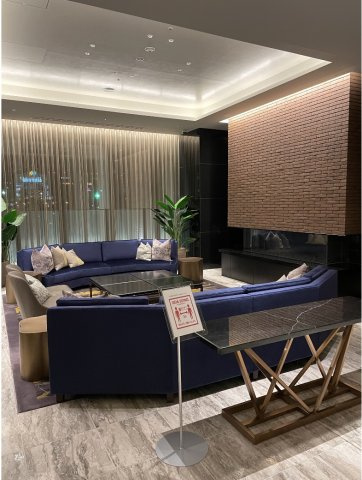 ザ・タワー横浜北仲のロビー|1階ロビーには、コーヒーも販売していて雑誌も置いてあります。暖炉の前には大きなソファもあり待合スペースとなっています！