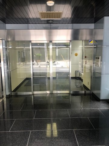 文京区本郷３丁目の事務所の玄関