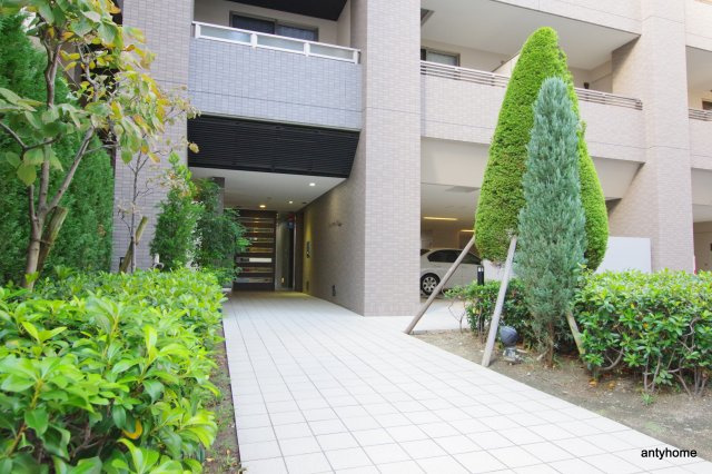 パストラーレ江坂　仲介手数料無料のエントランス