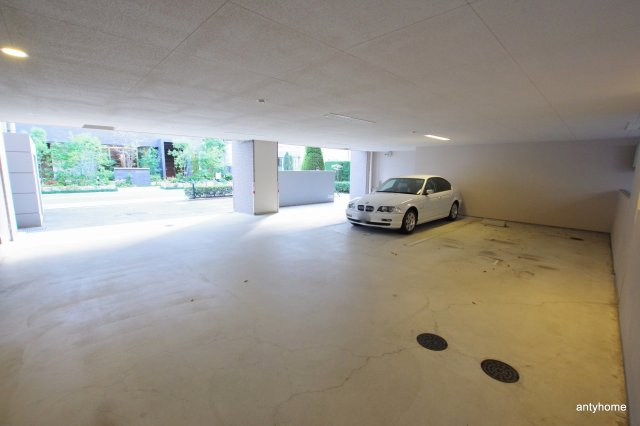 パストラーレ江坂　仲介手数料無料の駐車場