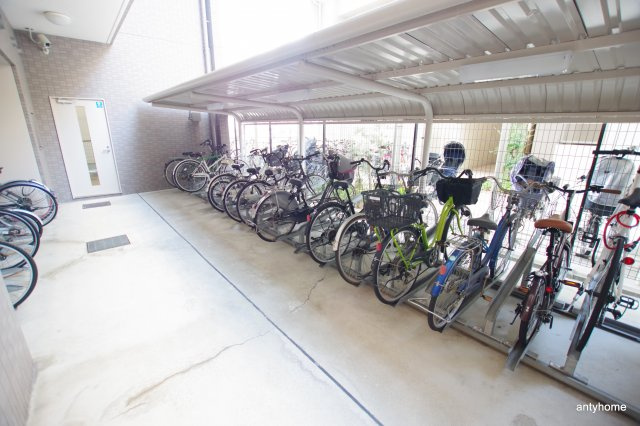 パストラーレ江坂　仲介手数料無料の駐車場