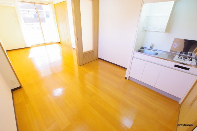 パストラーレ江坂　仲介手数料無料の居間・リビング