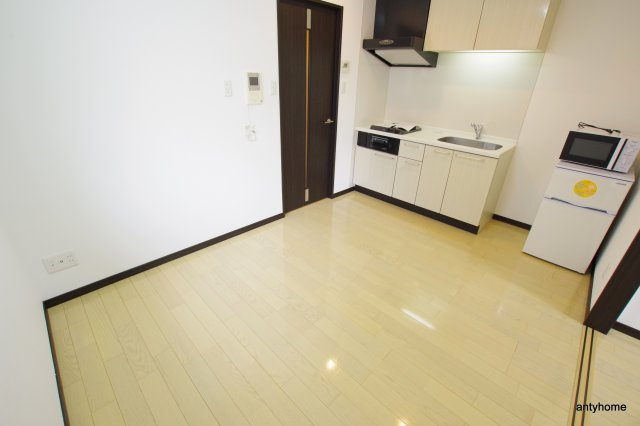 アクアスイート新大阪　仲介手数料無料の居間・リビング