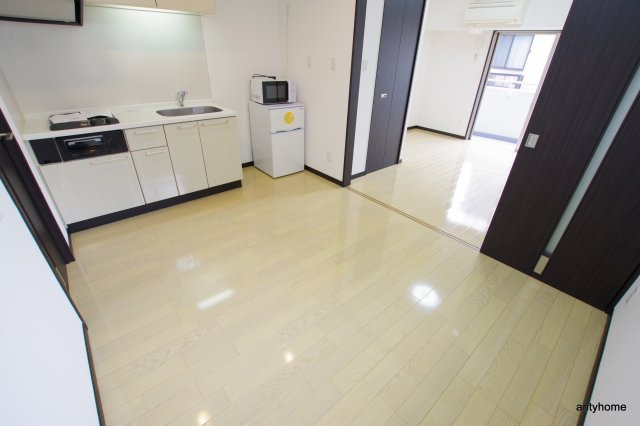 アクアスイート新大阪　仲介手数料無料の居間・リビング