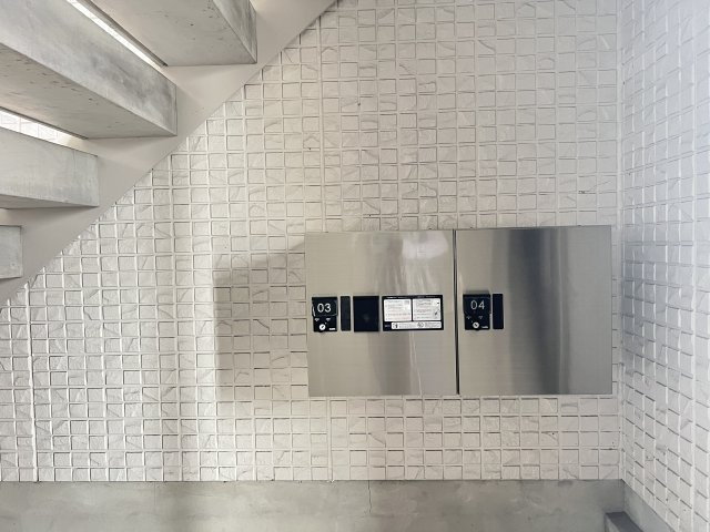 メゾンシュクレのエントランス|宅配ボックス