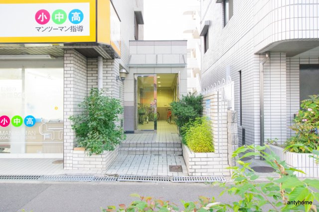 菅原大発マンション　仲介手数料無料のエントランス
