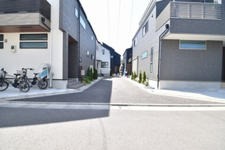 【前面道路含む現地写真】 | 近くには、コンビニエンスストアやスーパーマーケットがあるので急なお買い物も安心！
