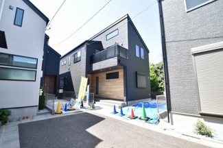 【外観】 | 黒で統一された落ち着いた雰囲気のある新築物件！即日ご内覧可能で御座います。