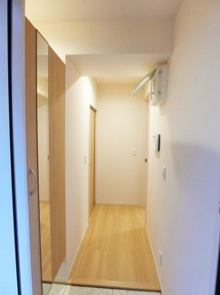 【展望】 | 玄関から室内への景観です！玄関には全身ミラー付きでお出かけの時の身だしなみ確認もばっちり！