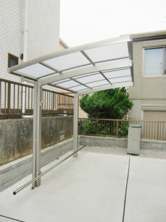 【その他共用部分】 | 屋根付きの駐輪場で雨が降っても大切な自転車が濡れなくてすみますね♪駅から自転車もおすすめです！