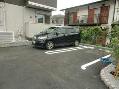【駐車場】 | グランデール | いつでも目の届く敷地内に駐車場があります♪荷物がかさばりがちなお買物にも、敷地内駐車場があると便利ですよね☆