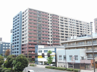【外観】 | 総戸数２８１戸、１９９６年３月築、管理人は日勤勤務につき管理体制良好です♪