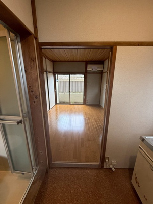 【玄関】 | ロゼ・YANAGIMURA | 玄関から室内への景観です！キッチンの奥に洋室6帖のお部屋があります♪