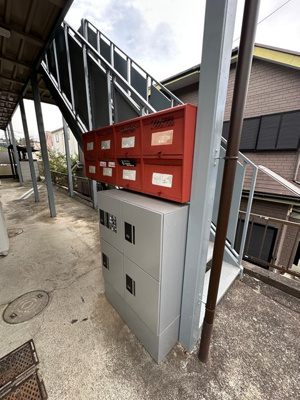 【エントランス】 | ロゼ・YANAGIMURA | 共用エントランスには宅配BOXがあるので荷物の受け取りもスムーズに♪再配達を依頼する手間が省けます☆