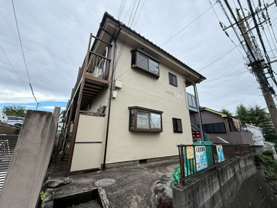 【外観】 | ロゼ・YANAGIMURA | 「鶴川」駅にアクセス可能な最寄りバス停まで徒歩2分！雨の日の通勤やお出かけもバス利用でスムーズです♪