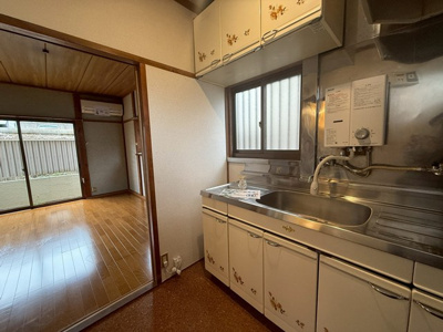 【キッチン】 | ロゼ・YANAGIMURA | キッチンはガスコンロ設置可能！窓があるので換気もバッチリできちゃいます♪充実した収納でお料理も捗りそう☆