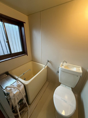 【浴室】 | ロゼ・YANAGIMURA | バスルームはいつでもぽかぽかお風呂に入れるバランス釜タイプです☆窓があるので湿気対策もバッチリ♪お風呂に浸かって一日の疲れもリフレッシュ！