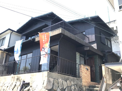 【外観】 | フルリノベーション東灘区鴨子ヶ原三丁目戸建 | シックで艶のある塗装を施し、古き良き雰囲気を残しました。