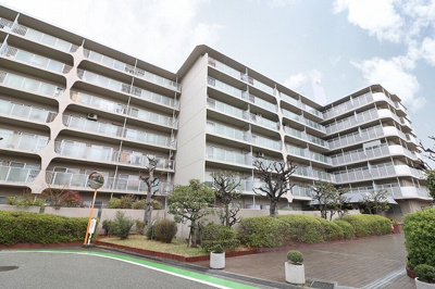 【外観】 | シーアイマンション千里中央 | 【現地写真】  総戸数117戸の
分譲マンションです♪