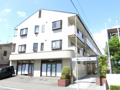 【外観】 | シーダハイツ | 2沿線利用可能な「日吉」駅より徒歩圏内の3階建てマンション♪スーパーやコンビニ・ドラッグストアが近くて便利な住環境です☆