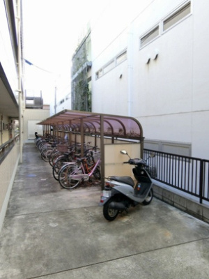 【その他共用部分】 | シーダハイツ | 屋根付きの駐輪場で雨が降っても大切な自転車が濡れなくてすみますね♪駅から自転車もおすすめです！