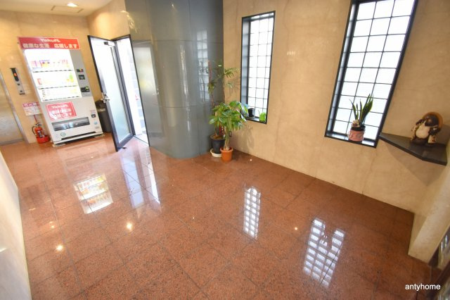 第16関根マンション　仲介手数料無料のエントランス