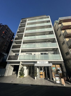 【外観】 | 南武線「武蔵小杉」駅まで徒歩4分！複数沿線利用可能な鉄筋コンクリートの8階建てマンション♪コンビニやスーパーが近くて便利な住環境です☆