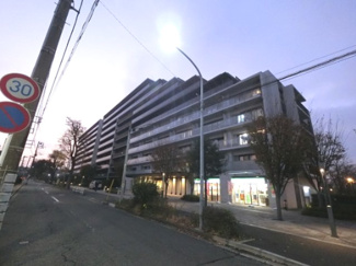 【外観】 | 総戸数２９２戸、平成２７年１２月築、管理人は日勤勤務につき管理体制良好です♪