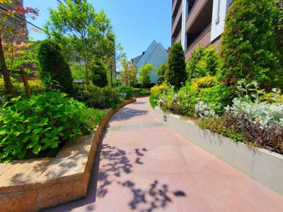 【その他共用部分】 | フィオレ鴫野 | 共用部の植栽も大変綺麗に管理されています。