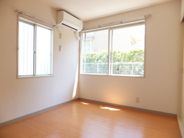 シャトル山崎Ａの洋室