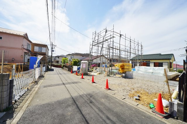 南道路面で陽当たり良好♪住宅設備がインターネットにつながるIoT仕様！保土ヶ谷区川島町　全２棟新築戸建ての前面道路含む現地写真|南側約4.5ｍの道路に面しています