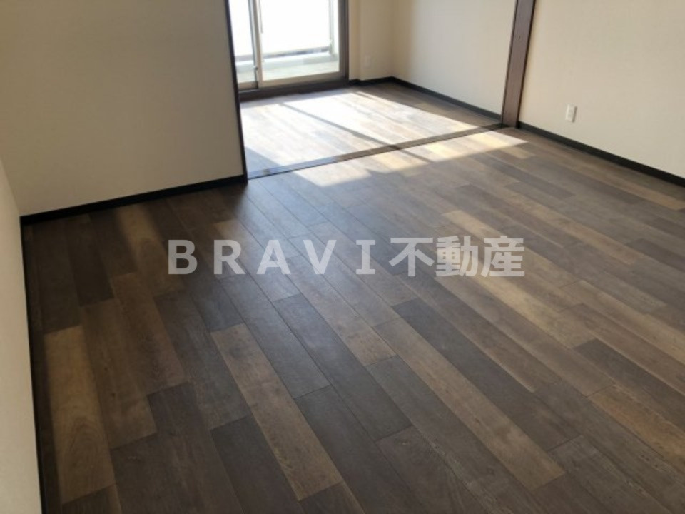 ブリリアントジュネス本町　BRAVI不動産の居間・リビング|【ブリリアントジュネス本町】こちらの居間で趣味の時間をお楽しみください