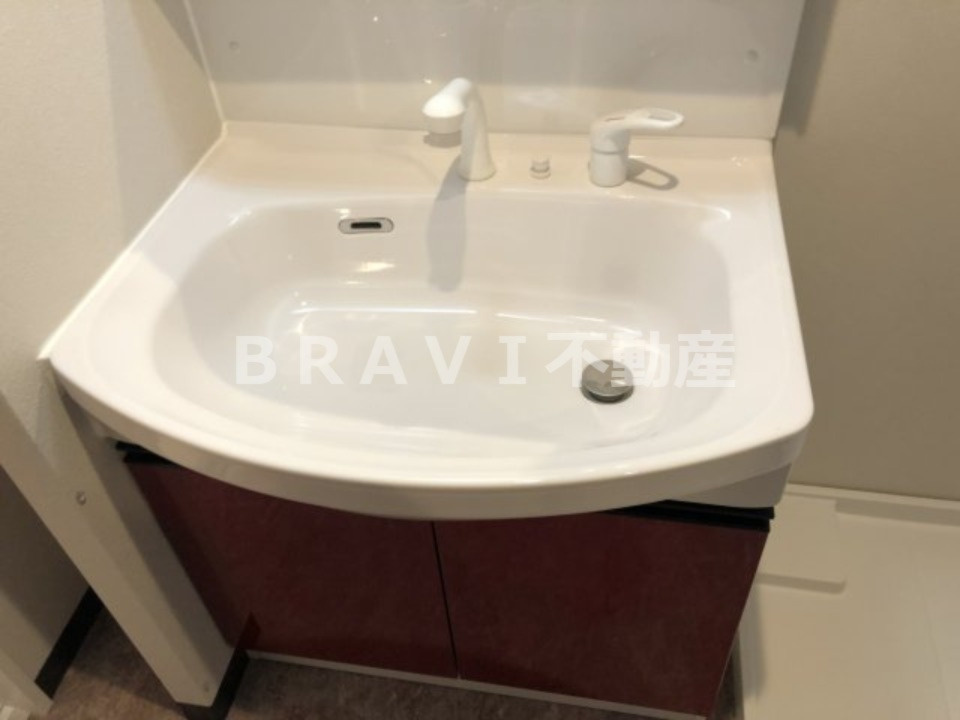 ブリリアントジュネス本町　BRAVI不動産の独立洗面台|【ブリリアントジュネス本町】独立洗面化粧台が付いています