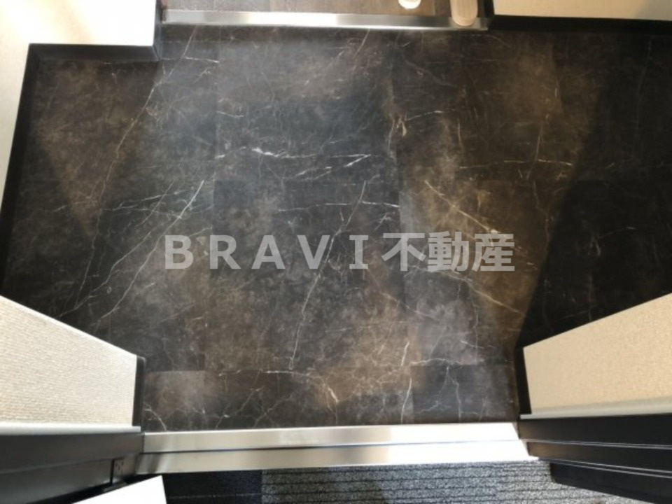 ブリリアントジュネス本町　BRAVI不動産の玄関|【ブリリアントジュネス本町】毎日通る玄関はこちらです