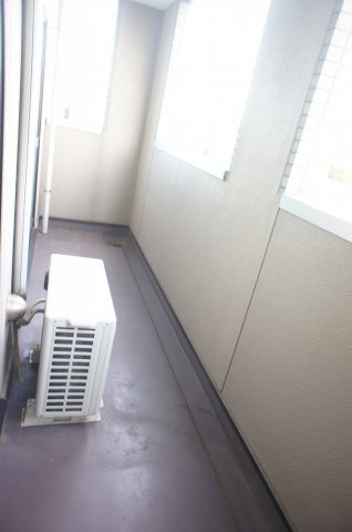 【バルコニー】 | ジュネス弐番館 | 外からの目が気にならないバルコニーで洗濯物が干せます