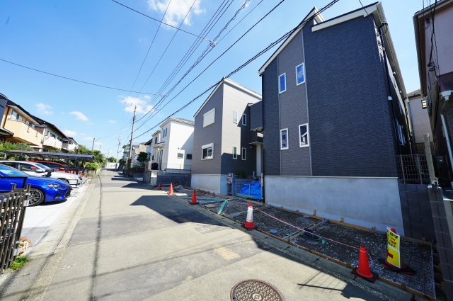 第一種低層住居専用地域の閑静な住宅街♪SCLやWICで収納の充実。保土ヶ谷区川島町新築　全２棟新築戸建ての前面道路含む現地写真|北側約4.5ｍの道路に面しています。