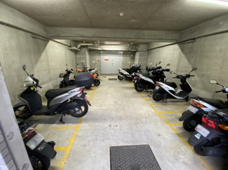 【その他共用部分】 | 敷地内バイク置場です。