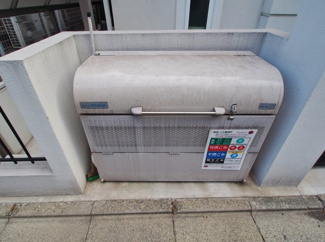 【その他共用部分】 | 建物の裏側に居住者専用のゴミ置場と屋根付き駐輪場あり