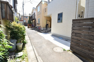 【前面道路含む現地写真】 | 近くには、小・中学校や公園などがあり子育て環境充実！