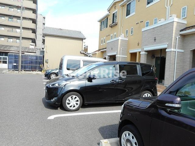デンファーレ向山の駐車場