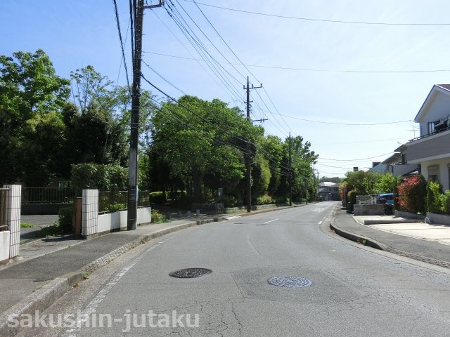ゆりのき台８丁目　中古戸建の前面道路含む現地写真|東南側１０ｍ公道面　飯綱近隣公園が目の前
