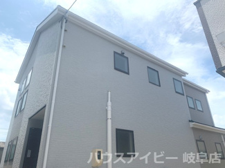 【外観】 | 岐阜市柳津町蓮池　新築建売全3棟　延長敷地お車縦列駐車で2台可能！南向きの明るいリビング
